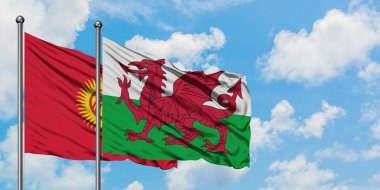 Kırgızistan ve Galler bayrağı birlikte beyaz bulutlu mavi gökyüzüne karşı rüzgarda sallayarak. Diplomasi kavramı, uluslararası ilişkiler.