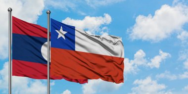 Laos ve Şili bayrağı birlikte beyaz bulutlu mavi gökyüzüne karşı rüzgarda sallayarak. Diplomasi kavramı, uluslararası ilişkiler.