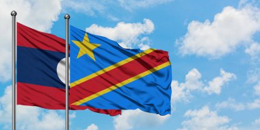 Laos ve Kongo bayrağı birlikte beyaz bulutlu mavi gökyüzüne karşı rüzgarda sallayarak. Diplomasi kavramı, uluslararası ilişkiler.