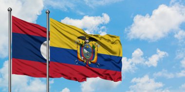 Laos ve Ekvador bayrağı birlikte beyaz bulutlu mavi gökyüzüne karşı rüzgarda sallayarak. Diplomasi kavramı, uluslararası ilişkiler.