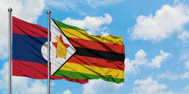 Laos ve Zimbabve bayrağı birlikte beyaz bulutlu mavi gökyüzüne karşı rüzgarda sallayarak. Diplomasi kavramı, uluslararası ilişkiler.