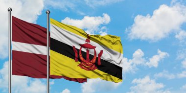 Letonya ve Brunei bayrağı birlikte beyaz bulutlu mavi gökyüzüne karşı rüzgarda sallayarak. Diplomasi kavramı, uluslararası ilişkiler.