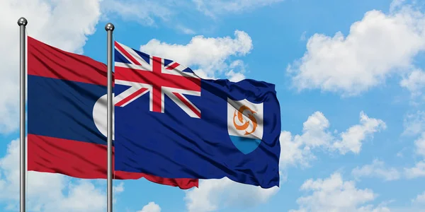 Laos ve Anguilla bayrağı birlikte beyaz bulutlu mavi gökyüzüne karşı rüzgarda sallayarak. Diplomasi kavramı, uluslararası ilişkiler. — Stok fotoğraf