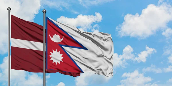 Letonya ve Nepal bayrağı birlikte beyaz bulutlu mavi gökyüzüne karşı rüzgarda sallayarak. Diplomasi kavramı, uluslararası ilişkiler. — Stok fotoğraf