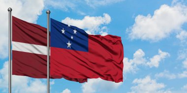 Letonya ve Samoa bayrağı birlikte beyaz bulutlu mavi gökyüzüne karşı rüzgarda sallayarak. Diplomasi kavramı, uluslararası ilişkiler.