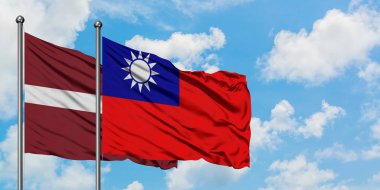 Letonya ve Tayvan bayrağı birlikte beyaz bulutlu mavi gökyüzüne karşı rüzgarda sallayarak. Diplomasi kavramı, uluslararası ilişkiler.