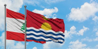Lübnan ve Kiribati bayrağı birlikte beyaz bulutlu mavi gökyüzüne karşı rüzgarda sallayarak. Diplomasi kavramı, uluslararası ilişkiler.