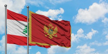 Lübnan ve Karadağ bayrağı birlikte beyaz bulutlu mavi gökyüzüne karşı rüzgarda sallayarak. Diplomasi kavramı, uluslararası ilişkiler.