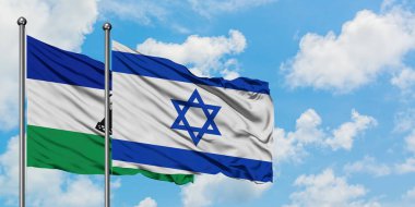 Lesotho ve İsrail bayrağı birlikte beyaz bulutlu mavi gökyüzüne karşı rüzgarda sallayarak. Diplomasi kavramı, uluslararası ilişkiler.