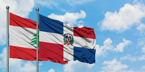 Ліван і Домініканська Республіка прапор розмахуючи на вітрі від білого хмарного синього неба разом. Концепція дипломатії, міжнародні відносини. — стокове фото