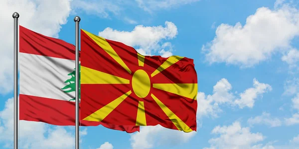 Bandera del Líbano y Macedonia ondeando en el viento contra el cielo azul nublado blanco juntos. Concepto diplomático, relaciones internacionales . — Foto de Stock