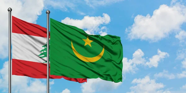 Bandera del Líbano y Mauritania ondeando en el viento contra el cielo azul nublado blanco juntos. Concepto diplomático, relaciones internacionales . — Foto de Stock