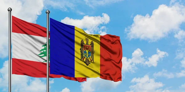 Libanon en Moldavië vlag zwaaien in de wind tegen witte bewolkte blauwe hemel samen. Diplomatie concept, internationale betrekkingen. — Stockfoto