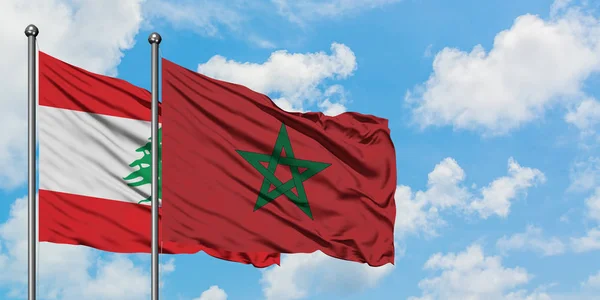 Bandera de Líbano y Marruecos ondeando en el viento contra el cielo azul nublado blanco juntos. Concepto diplomático, relaciones internacionales . — Foto de Stock