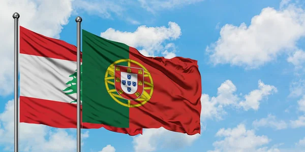 Bandera de Líbano y Portugal ondeando en el viento contra el cielo azul nublado blanco juntos. Concepto diplomático, relaciones internacionales . — Foto de Stock