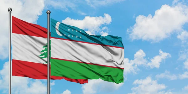 Bandera de Líbano y Uzbekistán ondeando en el viento contra el cielo azul nublado blanco juntos. Concepto diplomático, relaciones internacionales . —  Fotos de Stock