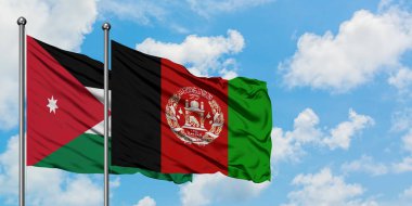 Ürdün ve Afganistan bayrağı birlikte beyaz bulutlu mavi gökyüzüne karşı rüzgarda sallayarak. Diplomasi kavramı, uluslararası ilişkiler.