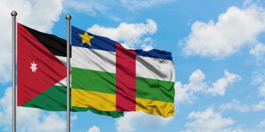 Ürdün ve Orta Afrika Cumhuriyeti bayrağı birlikte beyaz bulutlu mavi gökyüzüne karşı rüzgarda sallayarak. Diplomasi kavramı, uluslararası ilişkiler.