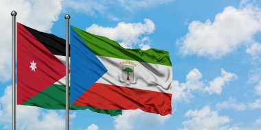 Ürdün ve Ekvator Ginesi bayrağı birlikte beyaz bulutlu mavi gökyüzüne karşı rüzgarda sallayarak. Diplomasi kavramı, uluslararası ilişkiler.