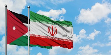 Ürdün ve İran bayrağı birlikte beyaz bulutlu mavi gökyüzüne karşı rüzgarda sallayarak. Diplomasi kavramı, uluslararası ilişkiler.