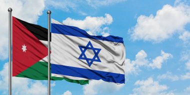 Ürdün ve İsrail bayrağı birlikte beyaz bulutlu mavi gökyüzüne karşı rüzgarda sallayarak. Diplomasi kavramı, uluslararası ilişkiler.