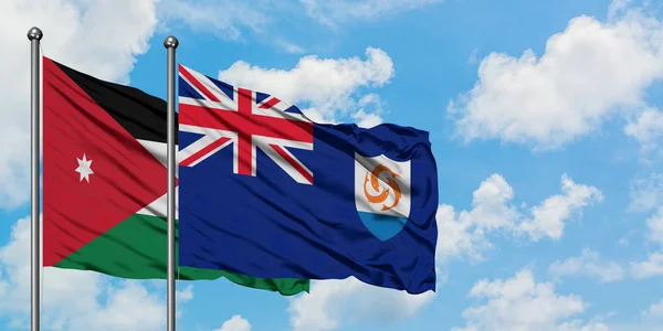 Bandera de Jordania y Anguila ondeando en el viento contra el cielo azul nublado blanco juntos. Concepto diplomático, relaciones internacionales . — Foto de Stock