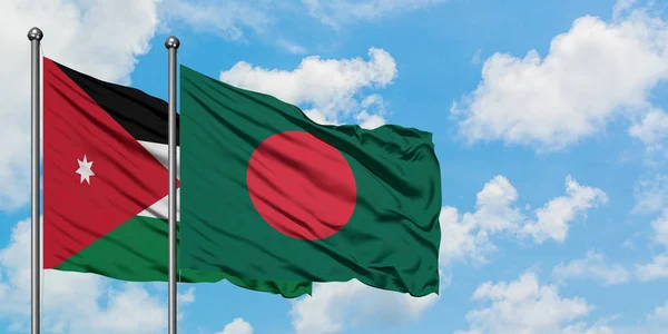 Bandera de Jordania y Bangladesh ondeando en el viento contra el cielo azul nublado blanco juntos. Concepto diplomático, relaciones internacionales . — Foto de Stock