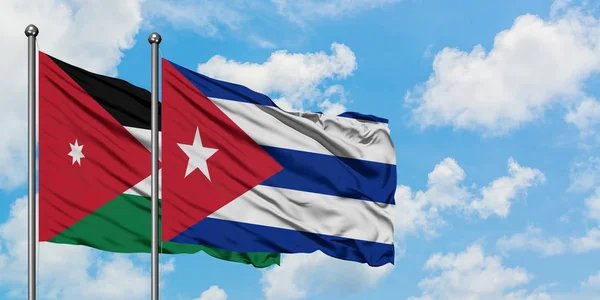 Bandera de Jordania y Cuba ondeando en el viento contra el cielo azul nublado blanco juntos. Concepto diplomático, relaciones internacionales . — Foto de Stock