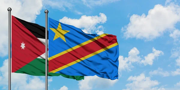 Bandera de Jordania y Congo ondeando en el viento contra el cielo azul nublado blanco juntos. Concepto diplomático, relaciones internacionales . — Foto de Stock