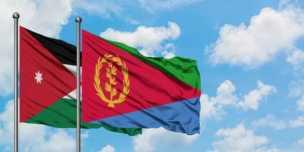 Bandera de Jordania y Eritrea ondeando en el viento contra el cielo azul nublado blanco juntos. Concepto diplomático, relaciones internacionales . — Foto de Stock