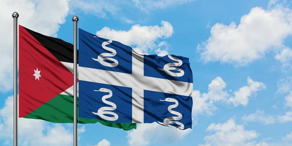 Bandera de Jordania y Martinica ondeando en el viento contra el cielo azul nublado blanco juntos. Concepto diplomático, relaciones internacionales . — Foto de Stock