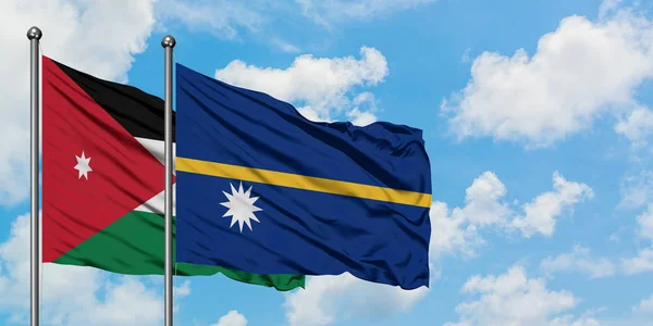 Bandera de Jordania y Nauru ondeando en el viento contra el cielo azul nublado blanco juntos. Concepto diplomático, relaciones internacionales . — Foto de Stock