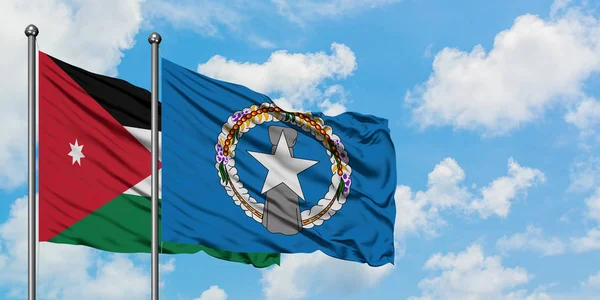 Bandera de Jordania y las Islas Marianas del Norte ondeando en el viento contra el cielo azul nublado blanco juntos. Concepto diplomático, relaciones internacionales . — Foto de Stock