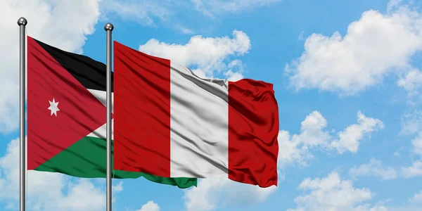 Bandera de Jordania y Perú ondeando en el viento contra el cielo azul nublado blanco juntos. Concepto diplomático, relaciones internacionales . — Foto de Stock