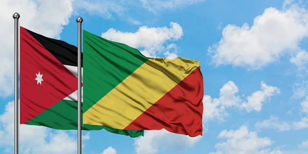 Bandera de Jordania y República del Congo ondeando en el viento contra el cielo azul nublado blanco juntos. Concepto diplomático, relaciones internacionales . — Foto de Stock