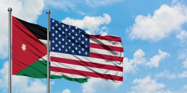 Ürdün ve Amerika Birleşik Devletleri bayrağı birlikte beyaz bulutlu mavi gökyüzüne karşı rüzgarda sallayarak. Diplomasi kavramı, uluslararası ilişkiler.