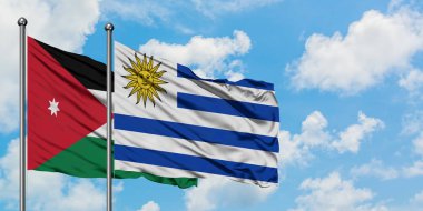 Ürdün ve Uruguay bayrağı birlikte beyaz bulutlu mavi gökyüzüne karşı rüzgarda sallayarak. Diplomasi kavramı, uluslararası ilişkiler.