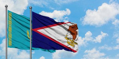 Kazakistan ve Amerikan Samoası bayrağı birlikte beyaz bulutlu mavi gökyüzüne karşı rüzgarda sallayarak. Diplomasi kavramı, uluslararası ilişkiler.