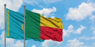 Kazakistan ve Benin bayrağı birlikte beyaz bulutlu mavi gökyüzüne karşı rüzgarsal sallayarak. Diplomasi kavramı, uluslararası ilişkiler.