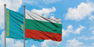 Kazakistan ve Bulgaristan bayrağı birlikte beyaz bulutlu mavi gökyüzüne karşı rüzgarsal sallayarak. Diplomasi kavramı, uluslararası ilişkiler.