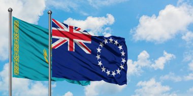 Kazakistan ve Cook Adaları bayrağı birlikte beyaz bulutlu mavi gökyüzüne karşı rüzgarsal sallayarak. Diplomasi kavramı, uluslararası ilişkiler.