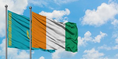 Kazakistan ve Fildişi Sahili bayrağı birlikte beyaz bulutlu mavi gökyüzüne karşı rüzgarda sallayarak. Diplomasi kavramı, uluslararası ilişkiler.