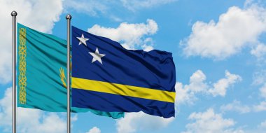 Kazakistan ve Curacao bayrağı birlikte beyaz bulutlu mavi gökyüzüne karşı rüzgarda sallayarak. Diplomasi kavramı, uluslararası ilişkiler.