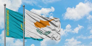 Kazakistan ve Kıbrıs bayrağı birlikte beyaz bulutlu mavi gökyüzüne karşı rüzgarsal sallayarak. Diplomasi kavramı, uluslararası ilişkiler.