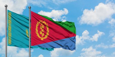 Kazakistan ve Eritre bayrağı birlikte beyaz bulutlu mavi gökyüzüne karşı rüzgarda sallayarak. Diplomasi kavramı, uluslararası ilişkiler.