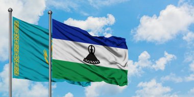 Kazakistan ve Lesotho bayrağı birlikte beyaz bulutlu mavi gökyüzüne karşı rüzgarda sallayarak. Diplomasi kavramı, uluslararası ilişkiler.