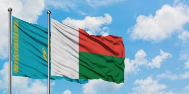 Kazakistan ve Madagaskar bayrağı birlikte beyaz bulutlu mavi gökyüzüne karşı rüzgarsal sallayarak. Diplomasi kavramı, uluslararası ilişkiler.
