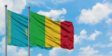 Kazakistan ve Mali bayrağı birlikte beyaz bulutlu mavi gökyüzüne karşı rüzgarsal sallayarak. Diplomasi kavramı, uluslararası ilişkiler.