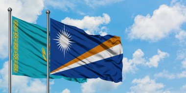 Kazakistan ve Marshall Adaları bayrağı birlikte beyaz bulutlu mavi gökyüzüne karşı rüzgarda sallayarak. Diplomasi kavramı, uluslararası ilişkiler.