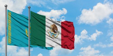 Kazakistan ve Meksika bayrağı birlikte beyaz bulutlu mavi gökyüzüne karşı rüzgarsal sallayarak. Diplomasi kavramı, uluslararası ilişkiler.